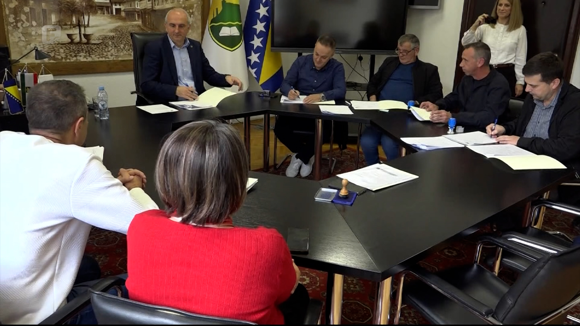 Općina Tešanj potpisala sa četiri izvođača radova ugovore za realizaciju pet kapitalnih projekata